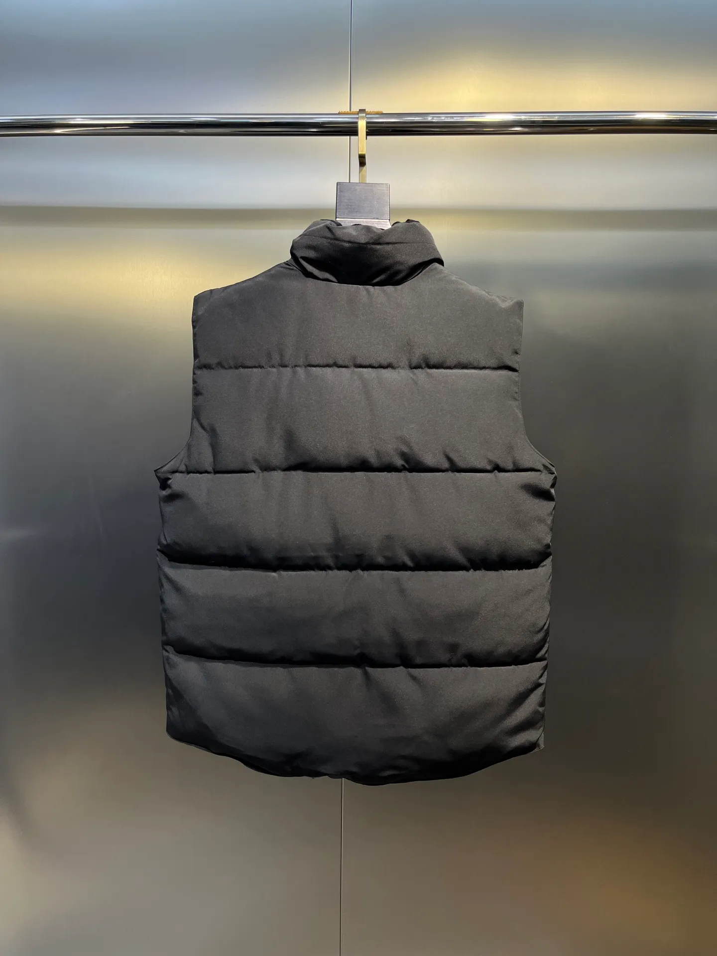 P380 🇨🇦Canada Goose""🇨🇦🌟 Garson down vest has always been recognized as the warmest down jacket. Various Instagram celebrities, Internet celebrities, and celebrities often wear it for street photos. I make Canada Goose every year, but I still can't get rid of my love for it. No matter how cold the days are, there is no need to be afraid, because there is! Filled with 90% white duck down, it is the legendary warmest down jacket and is known as a must-have for Arctic outdoor sports! The most popular down jacket in the world, celebrities are rushing to buy it, it is a must-have!  Size: XS to 2XL